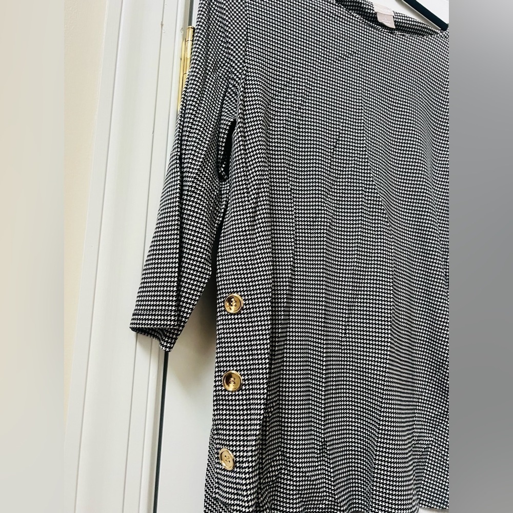 Beautiful Chico's size 1 black and white stretchy top with gold buttons on sides - Picture 2 of 5